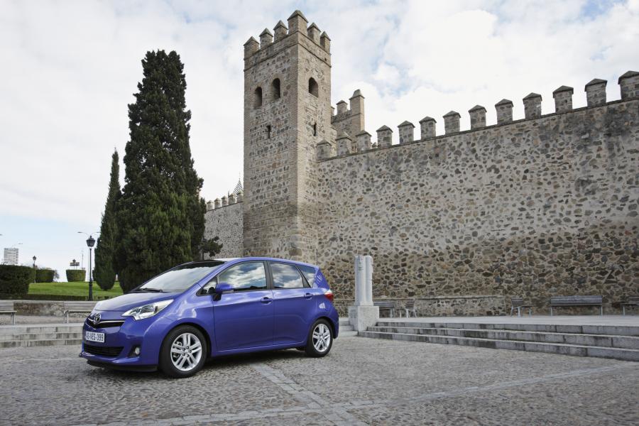  Toyota Verso-S 2010 года  (фото 75 из 109)